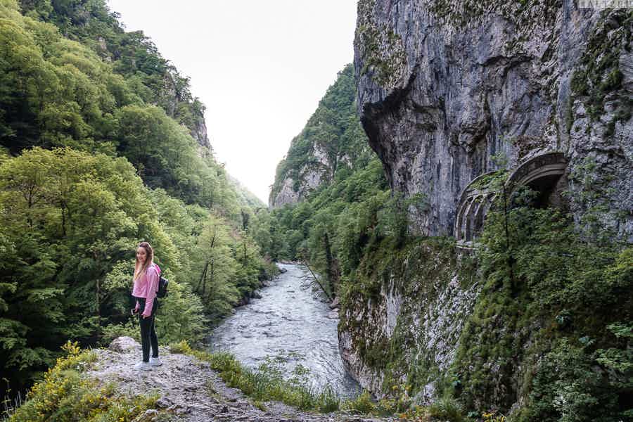 Старая Краснополянская дорога, водопад Пасть дракона и горное ущелье - фото 1