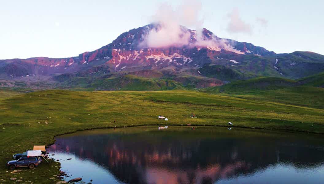 Самый высокий вулкан Армении и его секретное озеро - фото 2