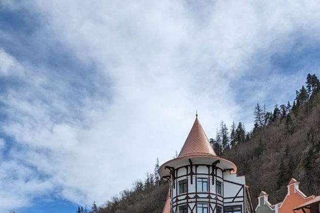 Виды Пещеры XII века: Древняя Вардзия и вечнозеленый Боржоми