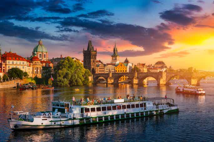 Prague Fantastic City Tour and Boat Cruise 