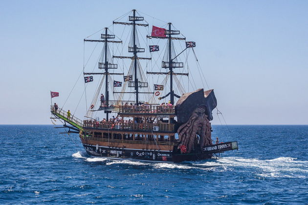 Пиратская яхта из Сиде: купание в бухтах Средиземного моря — фото 5
