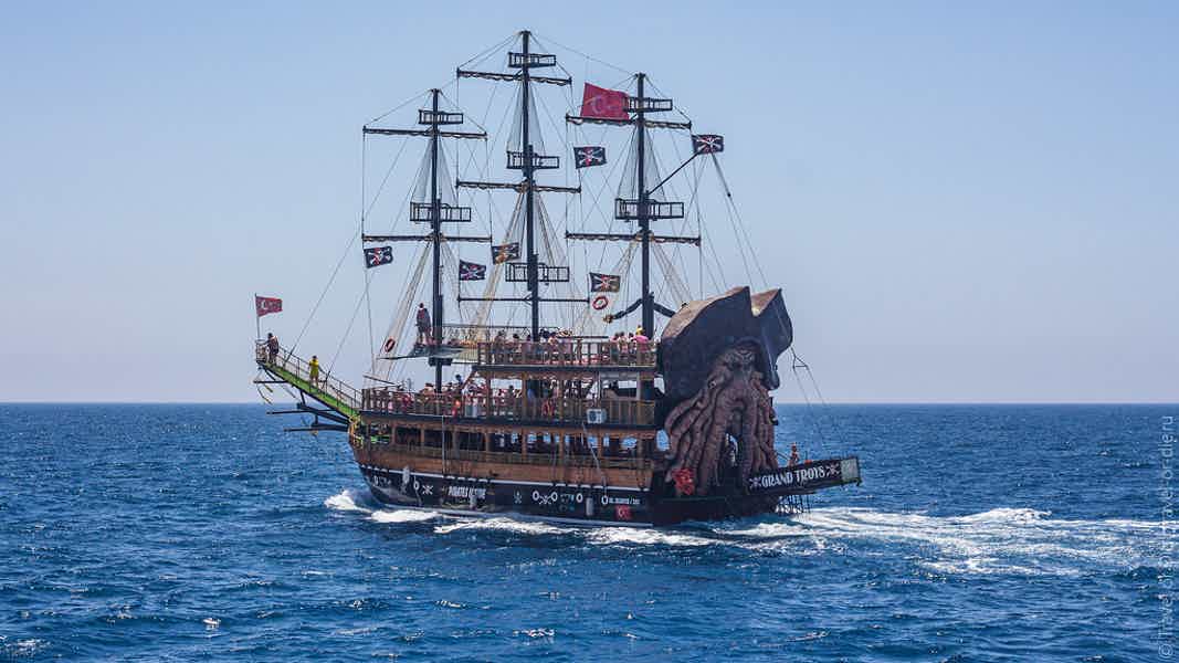 Пиратская яхта из Сиде: купание в бухтах Средиземного моря - фото 6