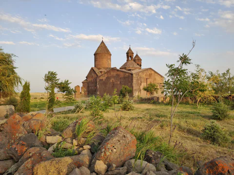 Сагмосаванк, Амберд, памятник армянскому алфавиту и винодельня