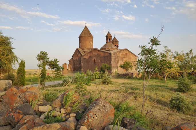 Сагмосаванк, Амберд, памятник армянскому алфавиту и винодельня