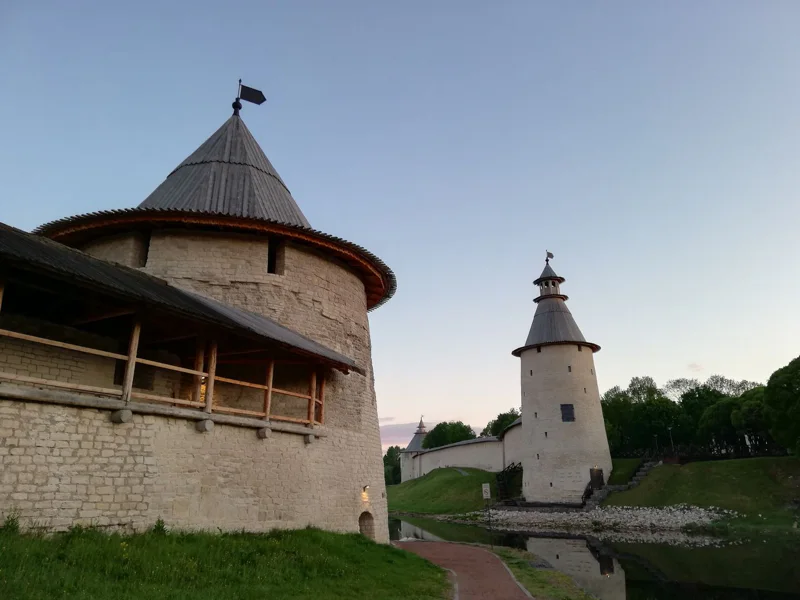 Величие и мощь Псковской крепости: аудиоэкскурсия по набережной вокруг Кремля — фото 5, Псков | Покатаем