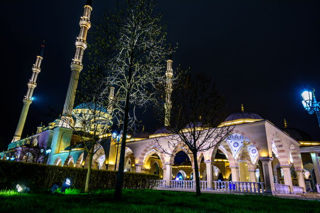 Виды Вечерние мечети с подсветкой и лестница в небеса 