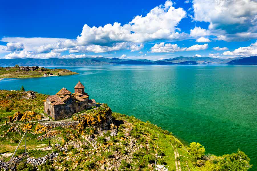 Завораживающая красота — озеро Севан и монастырь Севанаванк - фото 4
