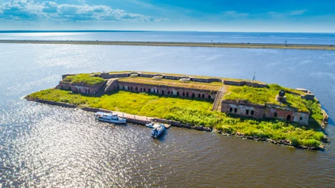 Морская экскурсия: форты Кронштадта и два рукотворных острова  