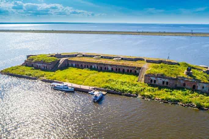 Морская экскурсия: форты Кронштадта и два рукотворных острова