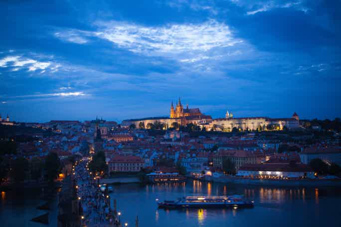 Prag bei Nacht: Dinner-Bootsfahrt
