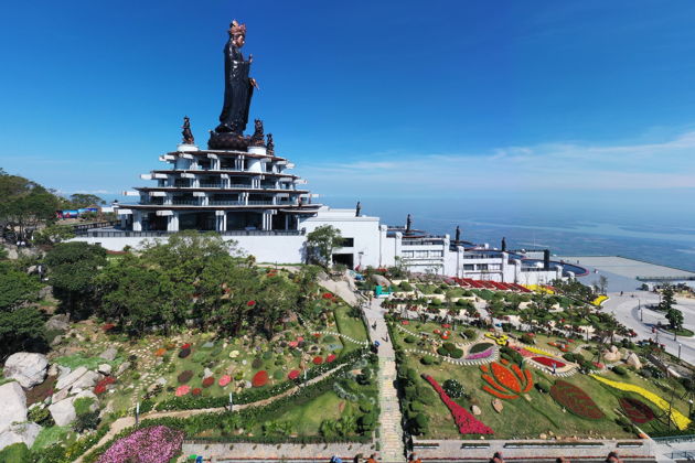 Путешествие к горе «Черная Леди» и храму Каодай