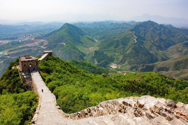 Самые яркие краски Пекина за 12 часов: стена Симатай и городок Губэй