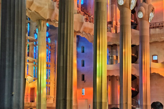 Саграда Фамилия - храм святого Семейства, внутри и снаружи