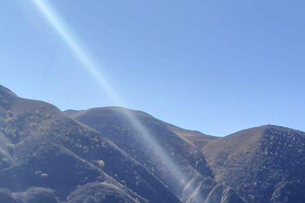 Виды Ослепительно-бирюзовое озеро  Казеной-Ам и город-музей Хой. 