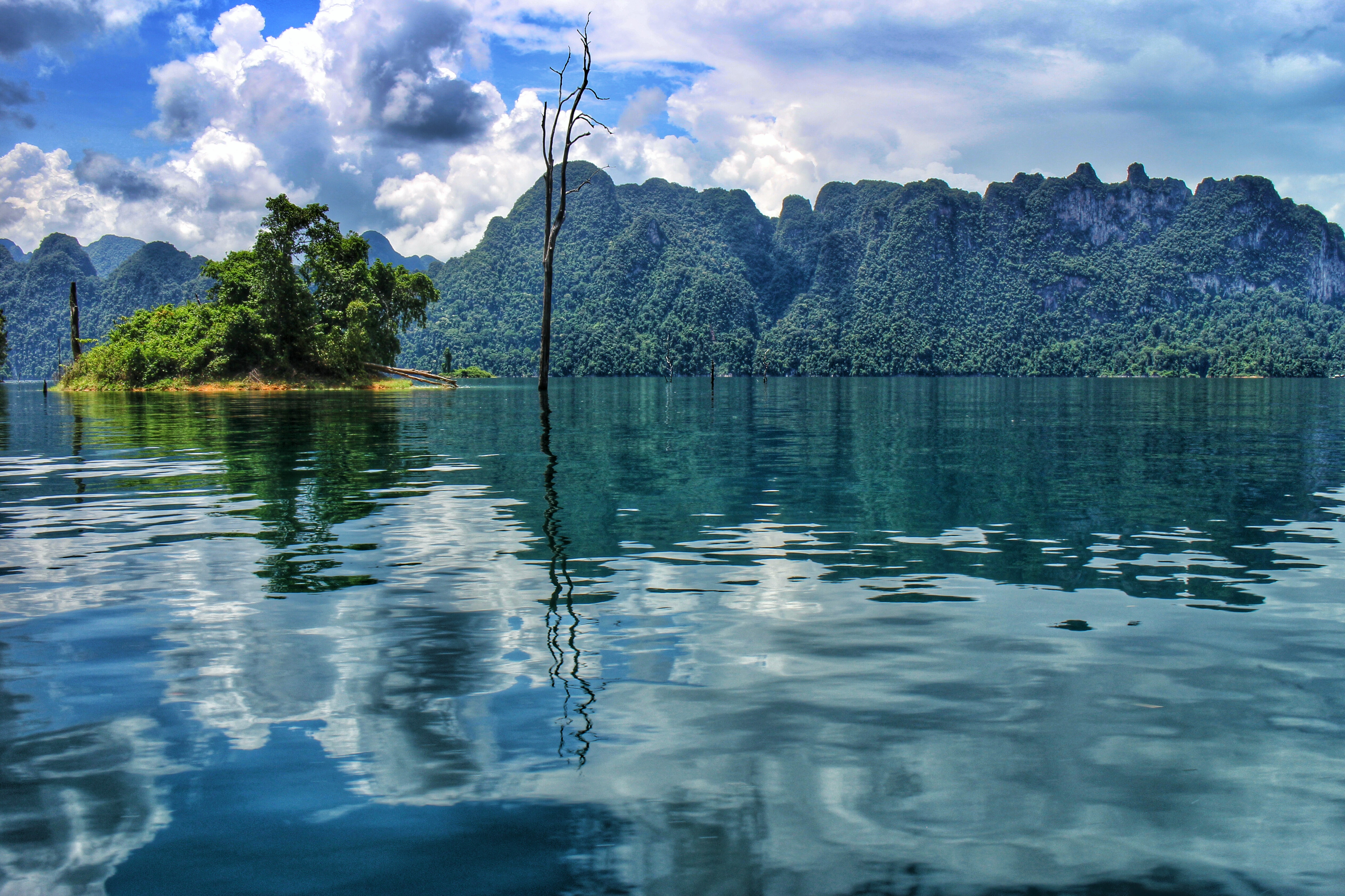 Самое крупное озеро в азии. Пейзажи Тайланда. Озеро в джунглях. Озера Азии. Горы Тайланда.