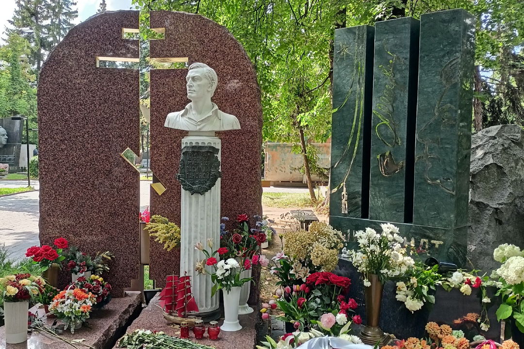 Новодевичье кладбище: истории известных людей — фото 6
