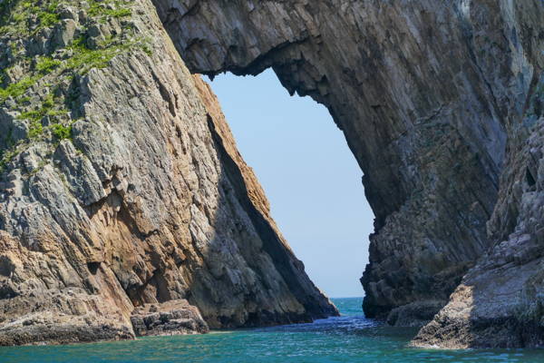 Экскурсия на катере по геопарку «Четыре морские арки»