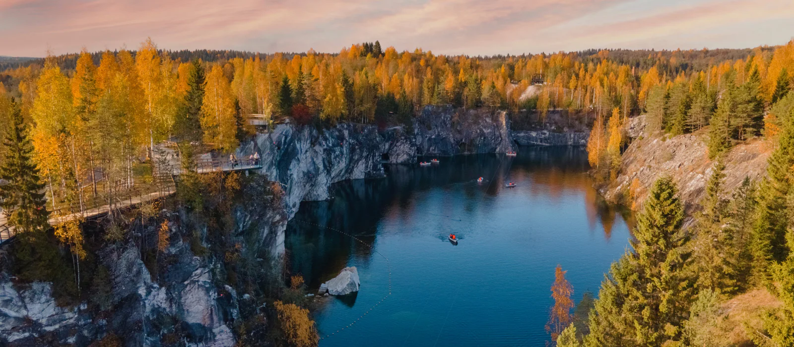 В мини-группе по Карелии: Рускеала, Мраморный каньон и водопады — экскурсия, Санкт-Петербург, Россия | Покатаем