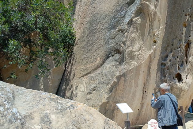 Виды Гобустан: грязевые вулканы, наскальная жипопись, мечеть 