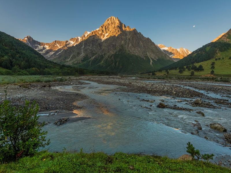 «‎Город мёртвых»‎ и водопады Чегемского ущелья - экскурсия в Нальчик, Россия