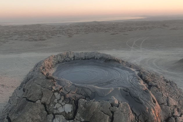 Виды Гобустан: грязевые вулканы, наскальная жипопись, мечеть 