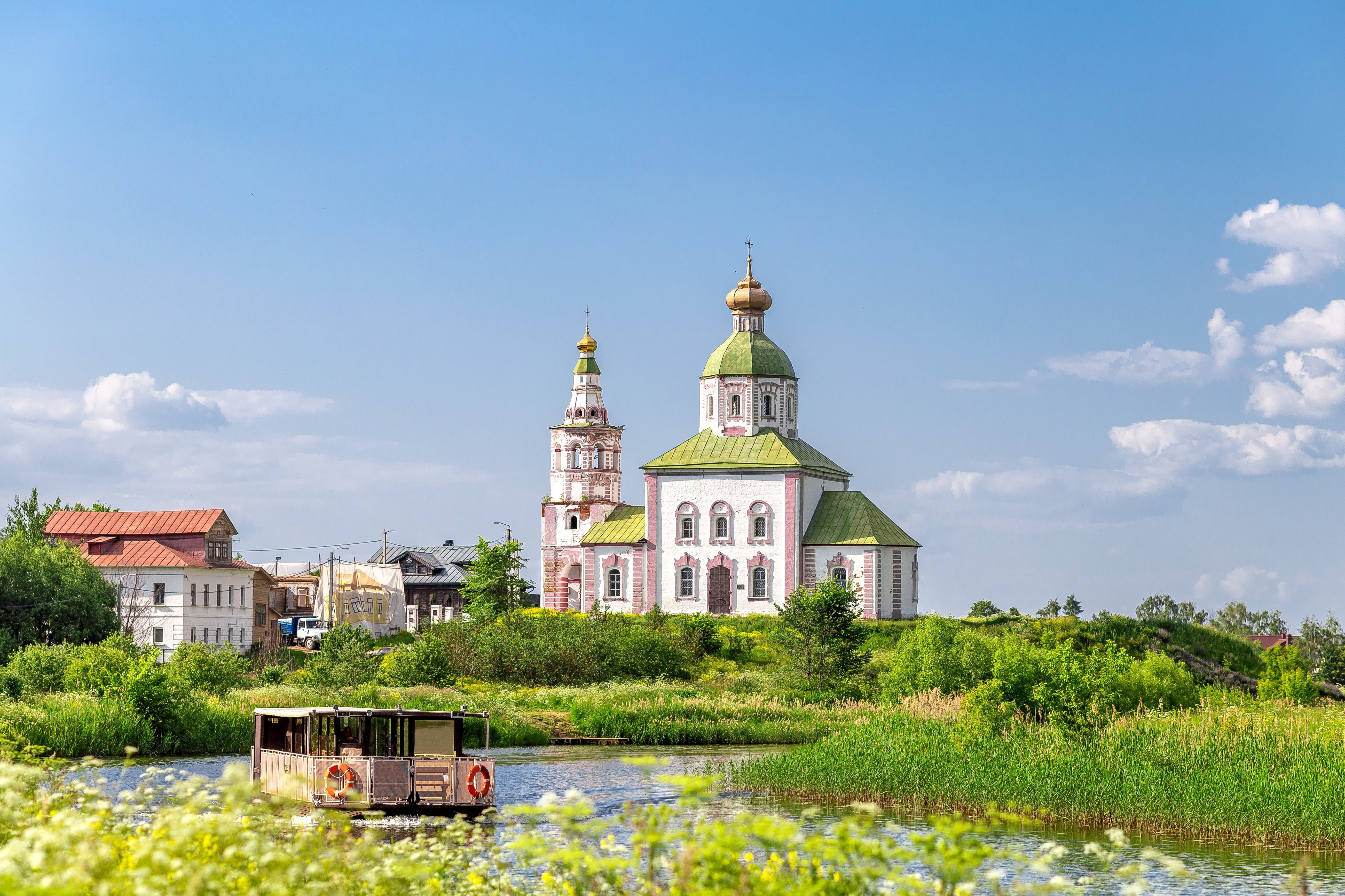 Церковь Ильи Пророка в Ярославле с зелёными куполами и клумбой