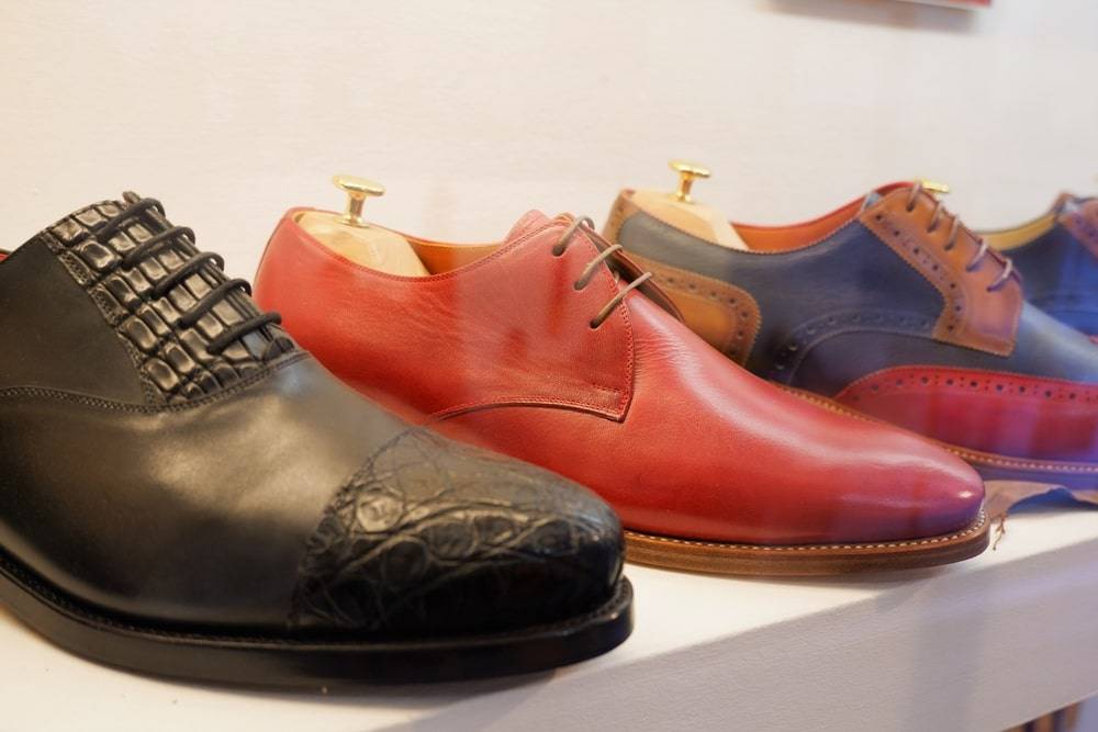 Stylish men's leather shoes in a shop window