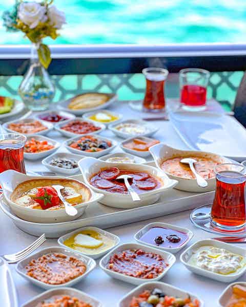 Плавание на «Черной Жемчужине Босфора» с турецким завтраком - фото 6