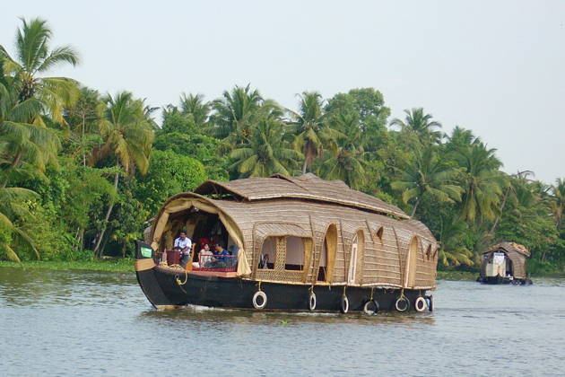 Houseboat – дом на воде. Круиз по реке с ночевкой