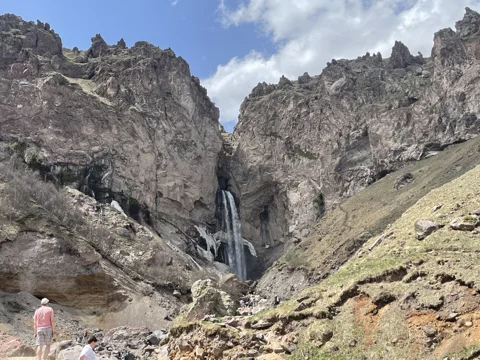 Джилы-Су и три величественных водопада, расположенных на северном склоне Эльбруса