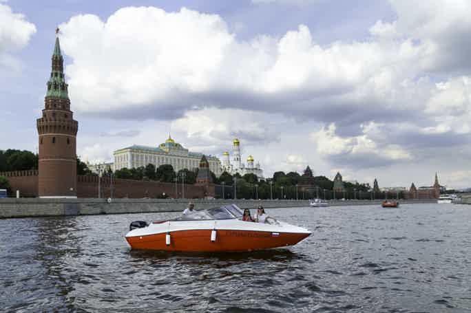 Прогулка на индивидуальном катере по центру Москвы