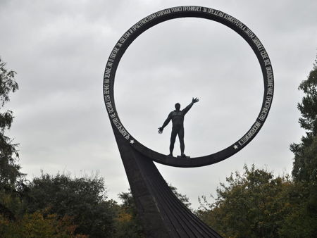 Памятный знак землякам-космонавтам