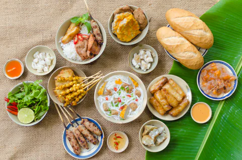 Шведский стол в ресторане Nha Trang Xua с традиционной кухней