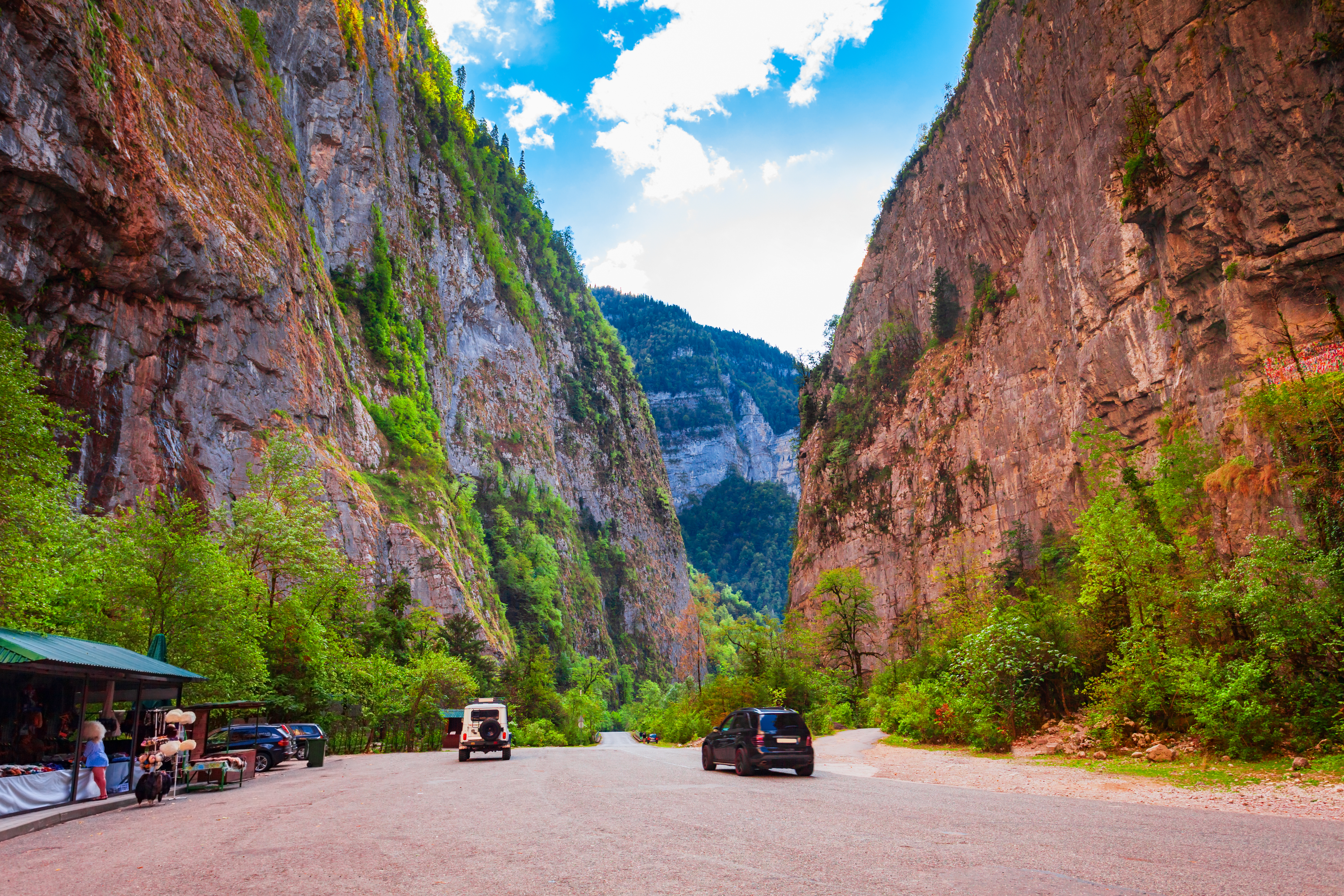 Озеро рица на машине. Юпшарский каньон Абхазия. Юпшарский каньон озера. Каньон Абхазия Рица. Гегский каньон Абхазия.