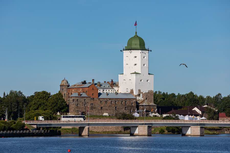 Экскурсия по центру Выборга: замок, библиотека и Усадьба бюргера - фото 1