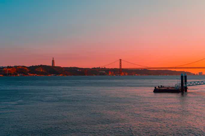 Lisbon: Tagus River Sunset Cruise with Lunch & Wine