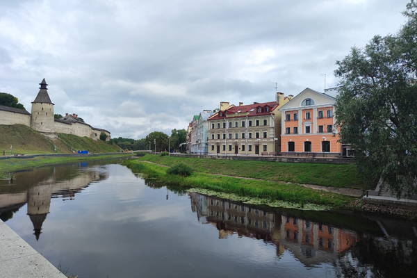 Крепости земли Псковской: Старый Изборск- Печоры.
