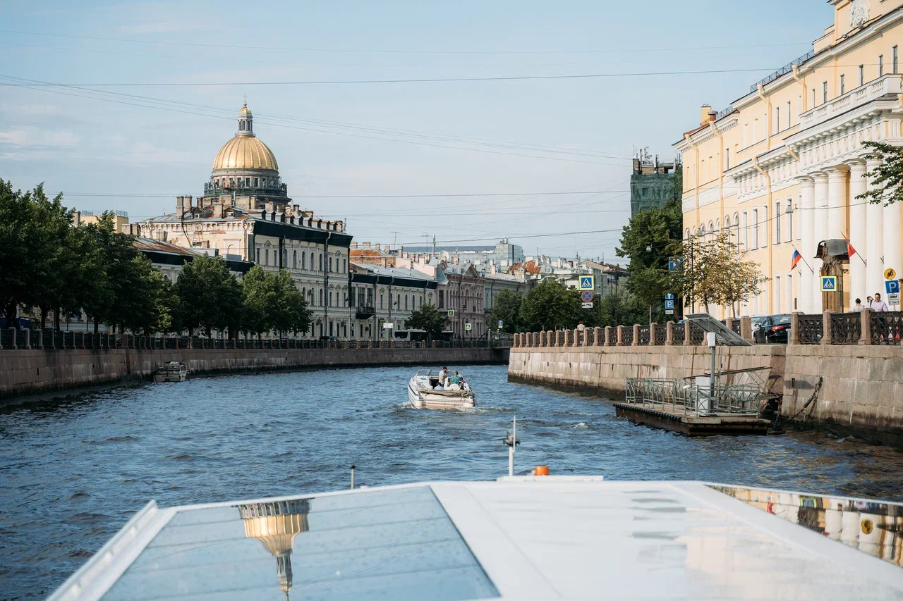 Прогулка на теплоходе по каналам Петербурга