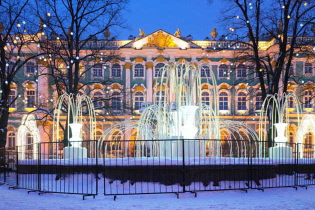 Виды Новогодние огни с бокалом игристого и подарками