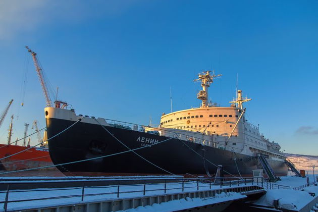 Виды Старинный город Кола и великолепие Мурманска