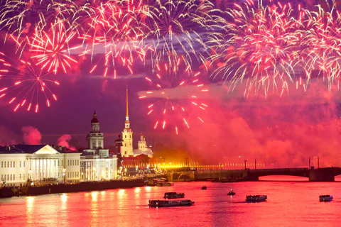 Праздничный салют на 9 мая с борта двухпалубного теплохода