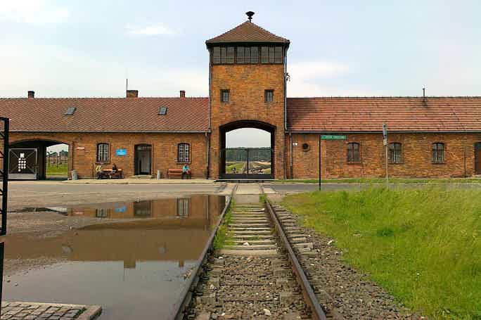 Ab Warschau: Krakau und Auschwitz Tagestour per Zug