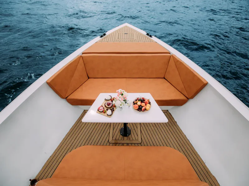 Индивидуальная прогулка на VIP-яхте Cloudberry — фото 2, Санкт-Петербург | Покатаем