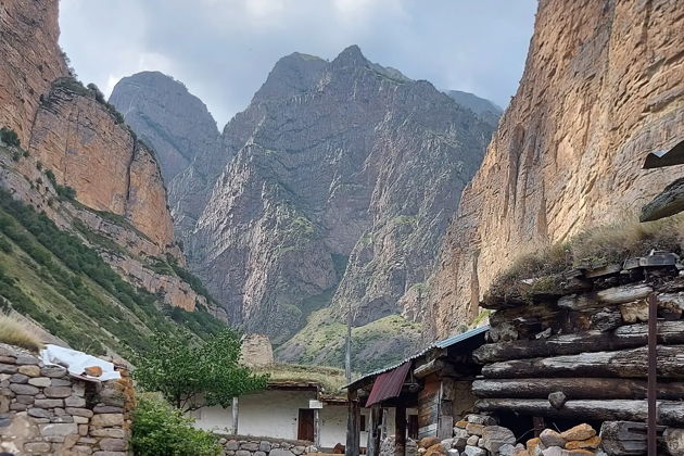 Виды Величественный Тихтинген и озеро Гижгит 