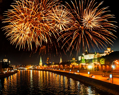 Прогулка на теплоходе с ужином в День победы от причала «Китай-город»