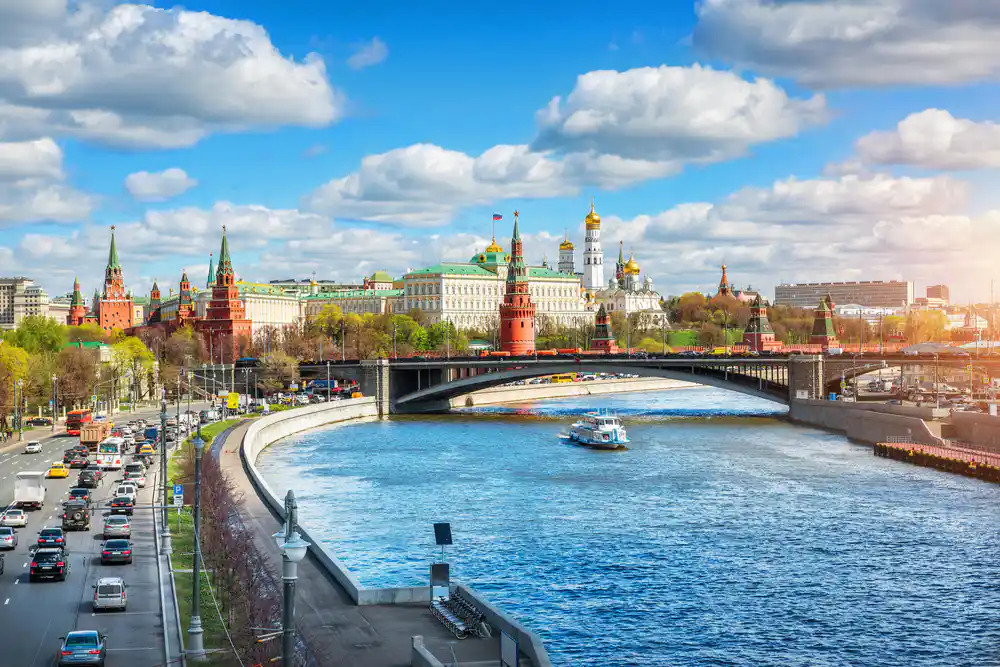 Стеклянный панорамный теплоход на реке