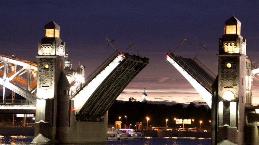 Ночная прогулка под разводными мостами по рекам и каналам Петербурга