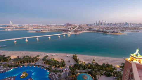 Отдых в Fairmont the Palm с бассейном и выходом на пляж