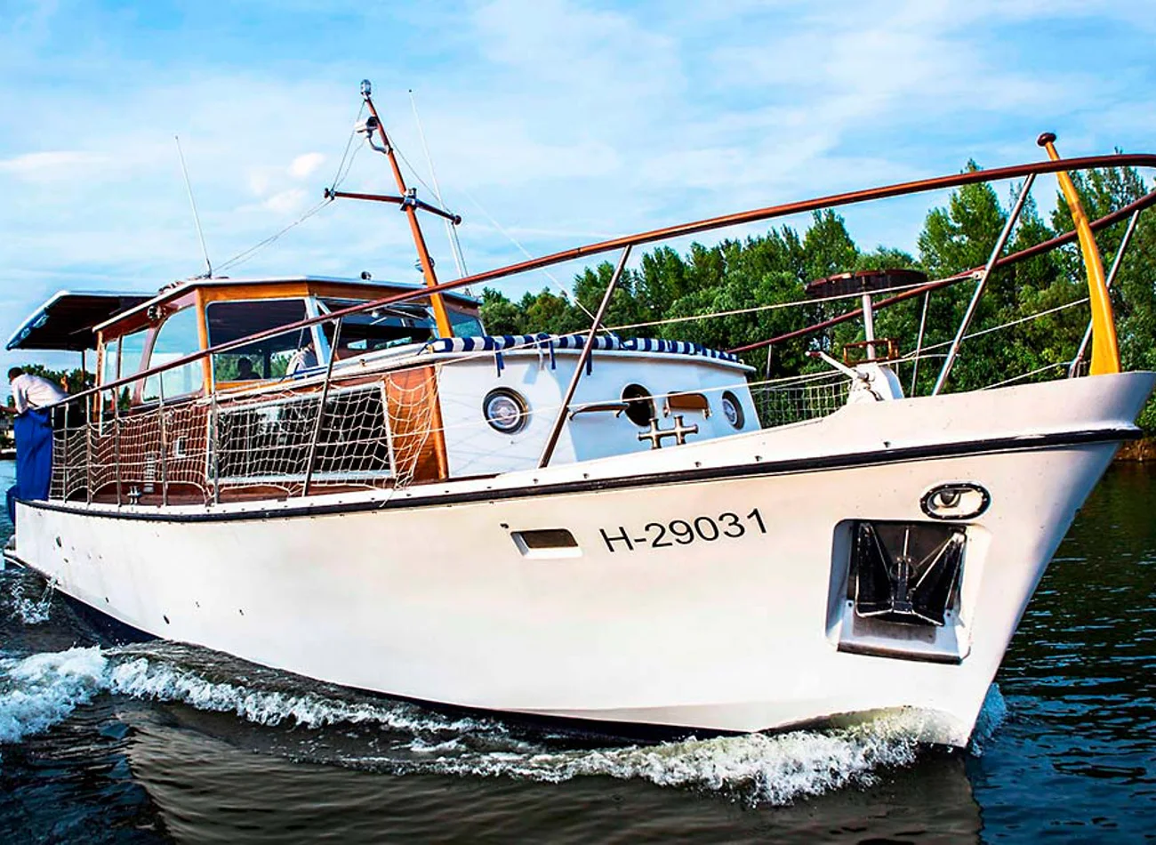 Premium event boat rental in Budapest. GOURMET DINNER CRUISE — tour in Budapest, Hungary | Pokataem