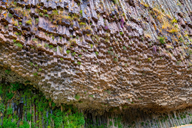 Виды Арка Чаренца, языческий храм Гарни, пещерный монастырь Гегард
